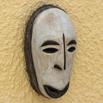 Máscara de madera africana, 'Afikpo' - Máscara de madera de Sese africana artesanal