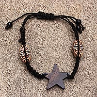 Pulsera colgante de madera de ébano, 'Noche Negra' - Pulsera colgante con motivo de estrella de madera de ébano de Ghana