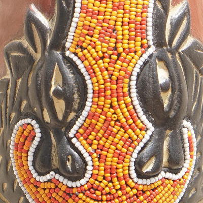 Afrikanische Holzmaske, „Face Off“ – handgefertigte Maske aus Sese-Holz und recycelten Glasperlen