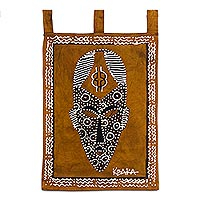 Wandbehang aus Baumwolle, „Nyasapo Mask“ – handgefertigter Wandbehang aus Baumwolle