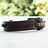 Herren-Armband aus Leder, „Fortunate Son in Brown“ – Herren-Armband aus Leder und Messing