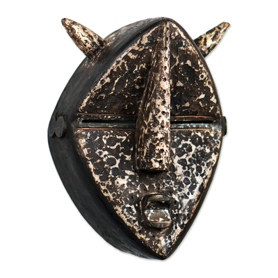 Máscara de madera africana - Máscara de madera de sésé africana hecha a mano.