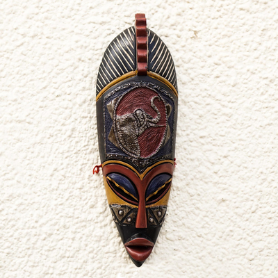 Afrikanische Holzmaske, „Nkwa“ – handgeschnitzte Maske aus Sese-Holz und Aluminium plattiert