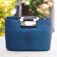 Handtasche mit Naturfasergriff, „Saturday Market in Blue“ – Handtasche aus blauem Raffiabast und Ledergriff