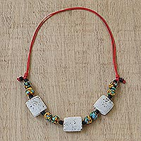 Halskette aus recycelten Glasperlen, „Different Strokes“ – Verstellbare Halskette aus recycelten Glasperlen