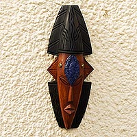 Máscara de madera africana, 'Guerrero concentrado' - Mascarilla de Madera de Sesé y Chapada en Latón
