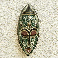 Afrikanische Holzmaske, „Golden Trio I“ – handgefertigte Maske aus Sese-Holz und Messing