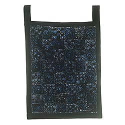 Wandbehang aus Batik-Baumwolle, „Thinking Alike“ – Wandbehang aus blau und schwarz batikgefärbter Baumwolle