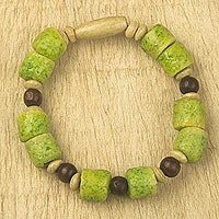 Armband aus Holz und recycelten Glasperlen, „Sweet Lady“ – grünes Perlen-Stretch-Armband aus Ghana