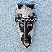 Máscara de madera africana, 'Sweet Lips' - Máscara de madera Sese hecha a mano con sombrero de copa