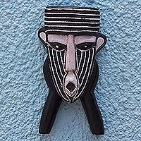 Máscara de madera africana, 'Hombre pensativo' - Máscara de madera Sese con cuentas ecológicas