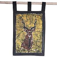 Batik-Baumwoll-Wandbehang, „Greater Kudu I“ – Batik-Baumwoll-Kudu-Wandbehang, handgefertigt in Ghana