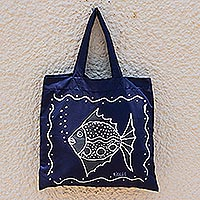 Baumwoll-Einkaufstasche, „Blowing Bubbles in Blue“ – dunkelblaue Baumwoll-Einkaufstasche mit Fischmotiv