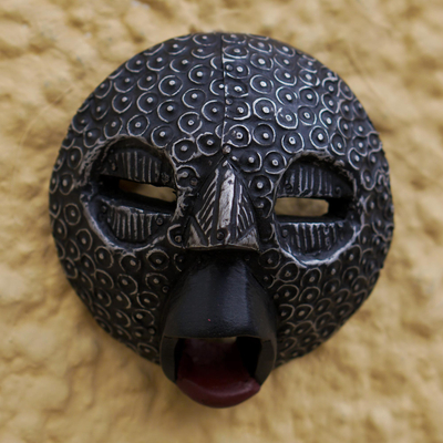 Afrikanische Holzmaske, „Nwomn Pa“ – Aluminiumbeschichtete afrikanische Sese-Holzmaske