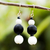 Umweltfreundliche Ohrhänger aus Glasperlen - Schwarz-weiße, umweltfreundliche Perlenohrringe