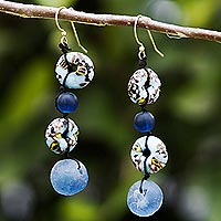 Pendientes colgantes con cuentas de vidrio ecológico, 'Blue Life' - Pendientes colgantes con cuentas de vidrio reciclado hechos a mano