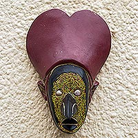 Máscara de madera africana, 'Corazón amoroso' - Máscara de madera Sese con cuentas de vidrio ecológica