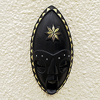 Máscara de madera africana, 'Clan Akuapem' - Máscara hecha a mano de madera de Sese y chapada en latón