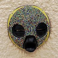 Máscara de madera africana, 'Fertilidad' - Máscara de madera Sese con cuentas ecológicas