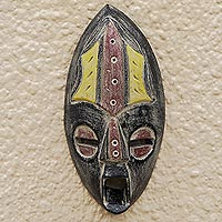 Máscara de madera africana, 'Kpanlogo Dance' - Máscara de madera Sese pintada a mano de Ghana