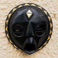 Máscara de madera africana, 'Ga Wisdom' - Máscara hecha a mano de madera de Sese y chapada en latón