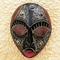 Afrikanische Holzmaske, „My Queen“ – Sese-Holz- und aluminiumbeschichtete Maske aus Ghana
