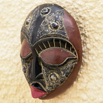 Afrikanische Holzmaske - Sese-Holz- und aluminiumbeschichtete Maske aus Ghana