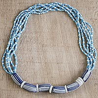 Umweltfreundliche Halskette mit Perlenanhänger, „Air Flow“ – Umweltfreundliche Halskette mit Perlenanhänger aus Ghana