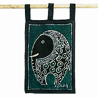 Baumwoll-Batik-Wandbehang, „Elefantenkalb“ – Elefantenbaby-Wandbehang in Ghana