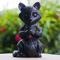Escultura de madera, 'Cunning Master' - Escultura de mapache de madera Sese hecha a mano en una paleta oscura