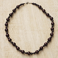 Perlenkette, „Odeneho“ – Perlenkette aus Sese-Holz mit Messingakzent