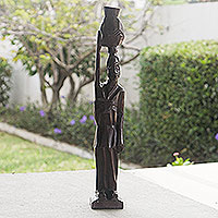 Holzstatuette, „Pot Carrier“ – Sese Wood Water Carrier Statuette aus Ghana