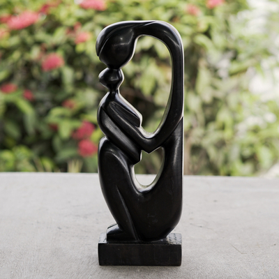 Skulptur aus Ebenholz - Handgefertigte ghanaische Mutter-Kind-Skulptur aus Ebenholz
