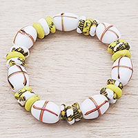 Stretch-Armband aus Glasperlen, „Yellow Damsel“ – Stretch-Armband aus recycelten Glasperlen mit gelben Akzenten