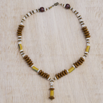 Halskette mit Anhänger aus Sese-Holz und recyceltem Glas, „Mawusi“ – handgefertigte, umweltfreundliche Halskette mit Anhänger aus recycelten Glasperlen