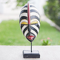 Afrikanische Holzmaske, „Zebra Visage“ – Gestreifte afrikanische Sese-Holzmaske mit Ständer
