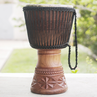 Djembe-Trommel aus Holz, „Anopa Nsoman“ – Handgefertigte Djembe-Trommel aus Tweneboa-Holz aus Ghana
