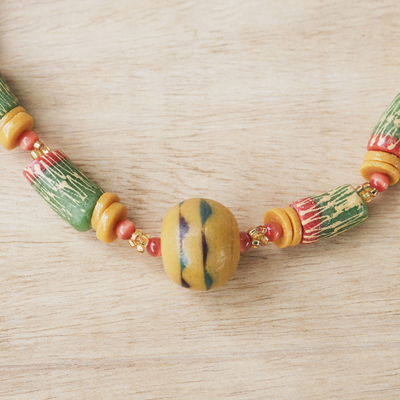 Collar colgante con cuentas de vidrio, 'Oyerepa' - Collar colgante con cuentas de vidrio vibrante hecho a mano de Ghana