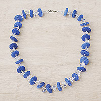 Halskette aus Glasperlen, „Intense Sapphire“ – Halskette aus recycelten Saphirglasperlen aus Ghana