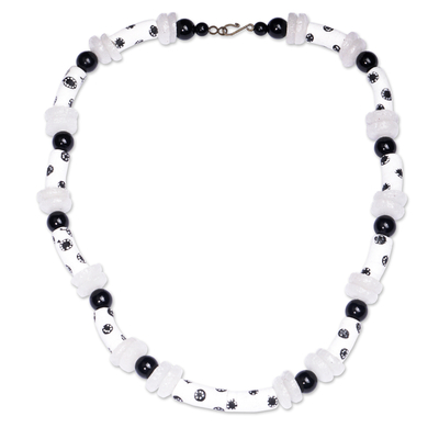 Halskette aus Glasperlen - Florale Halskette aus recycelten Glasperlen in Schwarz und Weiß