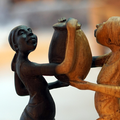 Escultura en madera de ébano - Escultura de madera de ébano tallada a mano con el tema de la paz.