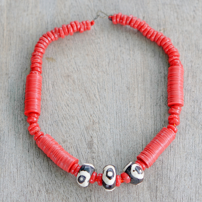 Halskette mit Anhänger aus recyceltem Glas, „Yawa“ – Rote Halskette mit Anhänger aus recyceltem Glas, handgefertigt in Ghana