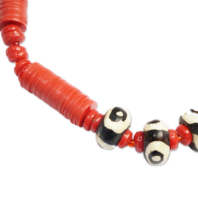 Collar colgante de vidrio reciclado, 'Yawa' - Collar colgante de vidrio reciclado rojo hecho a mano en Ghana