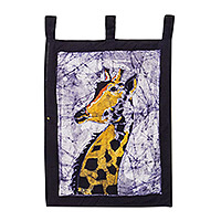 Wandbehang aus Baumwolle, „Elegante Savanne“ – Handgefertigter Wandbehang aus Baumwolle mit einer Giraffe in Gelbtönen