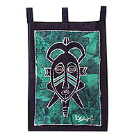Wandbehang aus Baumwolle, „Grüne Meditationen“ – Handgefertigter Wandbehang aus grüner Baumwolle mit afrikanischer Maske