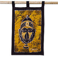 Baumwoll-Wandbehang, „Borkoor“ – handbemalter Baumwoll-Wandbehang mit afrikanischer Maske in Gelb