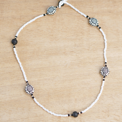 Halskette aus recycelten Glasperlen - Handgefertigte Perlenkette aus recyceltem Glas und Kunststoff