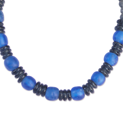 Halskette aus recycelten Glasperlen, „Adom Nkoaa“ – handgefertigte Halskette aus blauen und schwarzen Glasperlen
