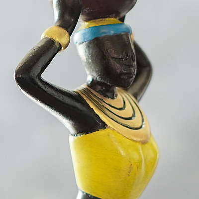 Holzskulptur - Handgeschnitzte Holzskulptur einer Afrikanerin mit Topf