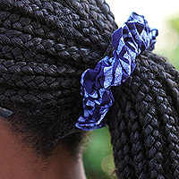 Baumwoll-Haargummis, „Thankful Indigo“ (Paar) – Paar indigoblau und weiß gemusterte Baumwoll-Haargummis
